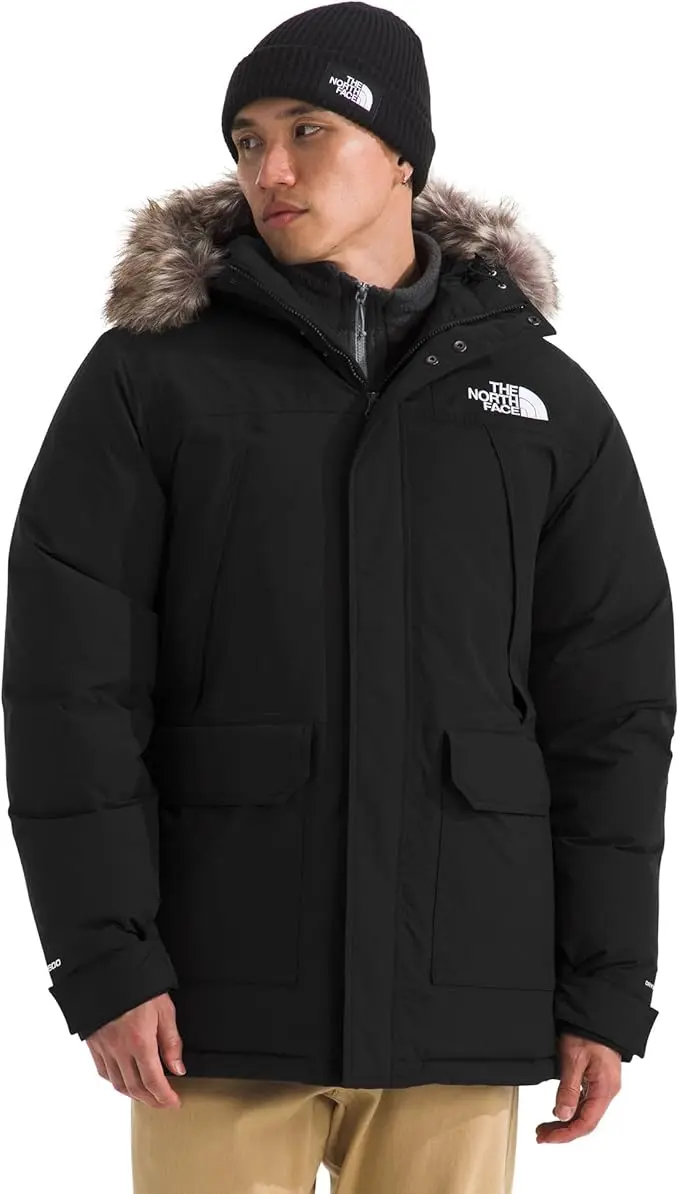 Ein fachlicher Vergleich zeigt den The North Face McMurdo Parka aus recycelten Materialien als langlebige Winterjacke