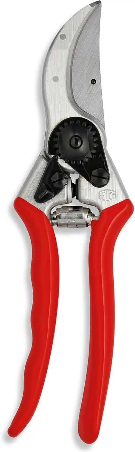 Ein fachlicher Vergleich zeigt die legendäre FELCO 2 als nachhaltiges Gartenwerkzeug mit geschmiedeten Aluminiumgriffen und austauschbaren Klingen.