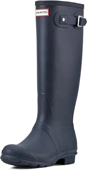 Ein fachlicher Vergleich zeigt Hunter Original Tall als nachhaltige Gummistiefel aus Naturkautschuk Lösung mit schmaler Schaftform.