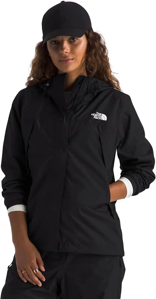 Ein fachlicher Vergleich zeigt The North Face Antora Rain als nachhaltige Regenjacken für Frauen Lösung mit winddichtem Schutz.