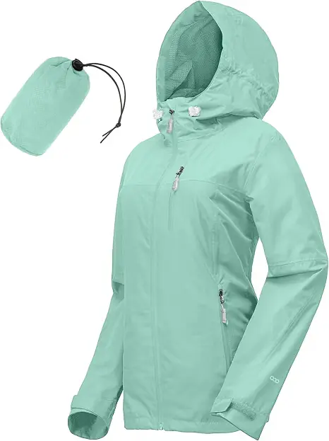 Ein fachlicher Vergleich zeigt 33,000ft als nachhaltige Regenjacken für Frauen Lösung mit versiegelten Nähten.