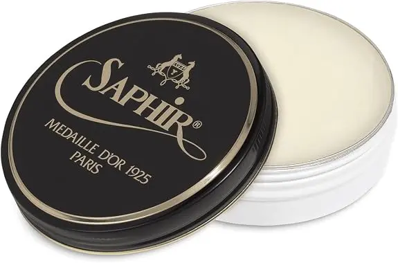Ein fachlicher Vergleich zeigt Saphir Medaille D'Or als nachhaltige Lederpflege Lösung mit Bienen- und Carnaubawachs.
