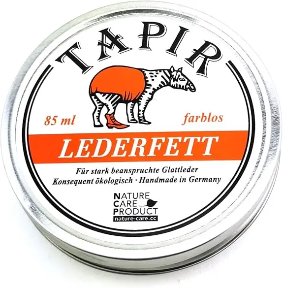 Ein fachlicher Vergleich zeigt TAPIR Lederfett als nachhaltige Lederpflege Lösung für stark beanspruchtes Glattleder.